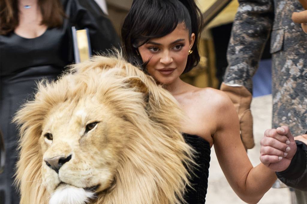 A polêmica cabeça de leão na lapela de Kylie Jenner