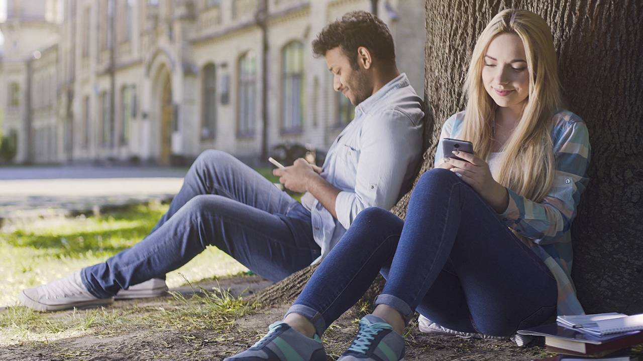 DESINTERESSE - Cada um com seu smartphone: as pessoas conversam cada vez menos com quem não conhecem -