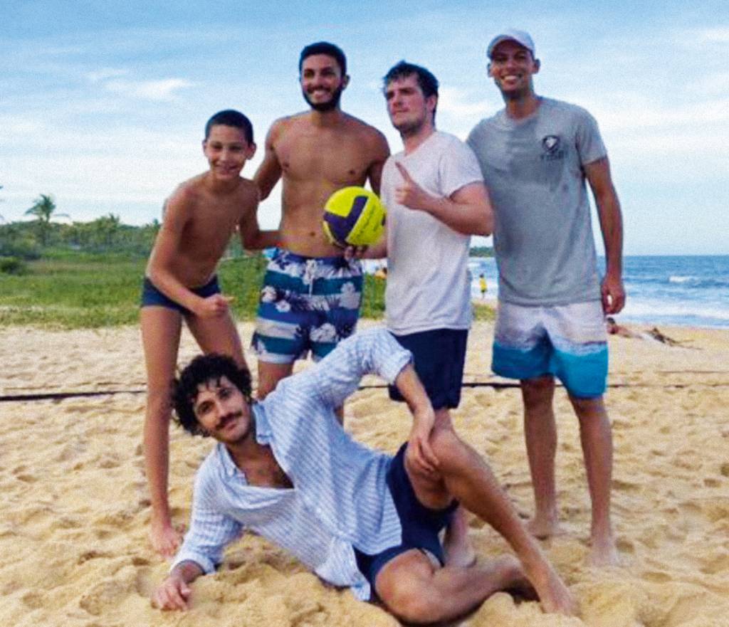 Josh Hutcherson jogando bola em Trancoso2.jpeg Fã relata encontro com ator Josh Hutcherson em destino turístico na BA ¿ Foto: Reprodução/Redes Sociaishttps://g1.globo.com/ba/bahia/noticia/2023/01/08/fa-relata-encontro-com-ator-josh-hutcherson-em-destino-turistico-na-ba-jogando-volei-com-o-peeta.ghtml