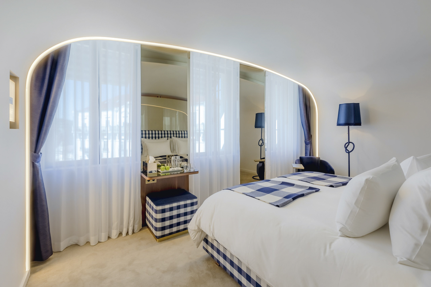 FEITO A M&Atilde;O -&ensp;Quarto do H&auml;stens Sleep Spa, de Coimbra: leito fabricado por artes&atilde;os -