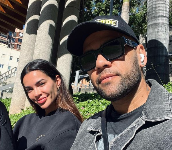 Mulher de Daniel Alves se manifesta sobre volta de homenagem do Barcelona