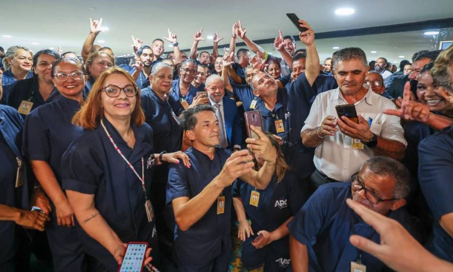 Lula em encontro com trabalhadores da limpeza do Palácio do Planalto que participaram da força-tarefa após destruição promovida por bolsonaristas terroristas - Lula em encontro com trabalhadores da limpeza do Palácio do Planalto que participaram da força-tarefa após destruição promovida por bolsonaristas terroristas -