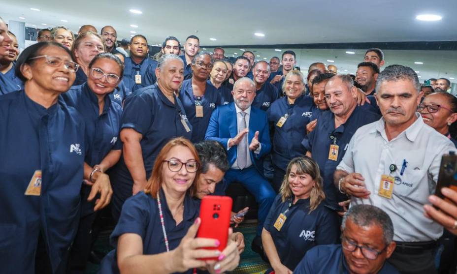 Lula em encontro com trabalhadores da limpeza do Palácio do Planalto que participaram da força-tarefa após destruição promovida por bolsonaristas terroristas - Lula em encontro com trabalhadores da limpeza do Palácio do Planalto que participaram da força-tarefa após destruição promovida por bolsonaristas terroristas -