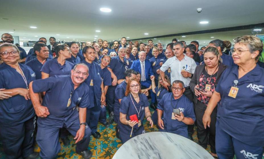 Lula em encontro com trabalhadores da limpeza do Palácio do Planalto que participaram da força-tarefa após destruição promovida por bolsonaristas terroristas - Lula em encontro com trabalhadores da limpeza do Palácio do Planalto que participaram da força-tarefa após destruição promovida por bolsonaristas terroristas -