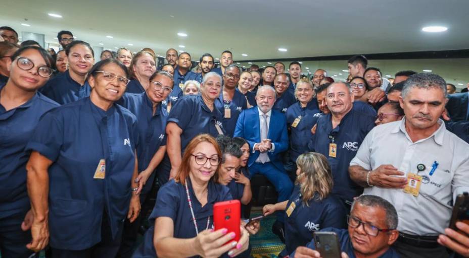 Lula em encontro com trabalhadores da limpeza do Palácio do Planalto que participaram da força-tarefa após destruição promovida por bolsonaristas terroristas - Lula em encontro com trabalhadores da limpeza do Palácio do Planalto que participaram da força-tarefa após destruição promovida por bolsonaristas terroristas -