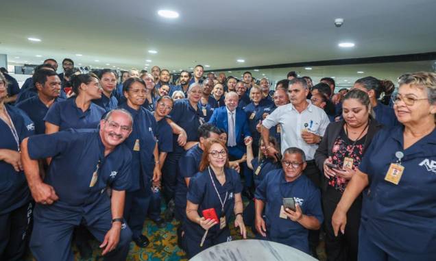 Lula em encontro com trabalhadores da limpeza do Palácio do Planalto que participaram da força-tarefa após destruição promovida por bolsonaristas terroristas - Lula em encontro com trabalhadores da limpeza do Palácio do Planalto que participaram da força-tarefa após destruição promovida por bolsonaristas terroristas -