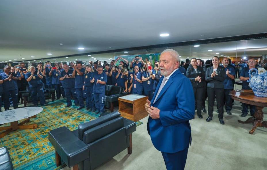 Lula em encontro com trabalhadores da limpeza do Palácio do Planalto que participaram da força-tarefa após destruição promovida por bolsonaristas terroristas - Lula em encontro com trabalhadores da limpeza do Palácio do Planalto que participaram da força-tarefa após destruição promovida por bolsonaristas terroristas -