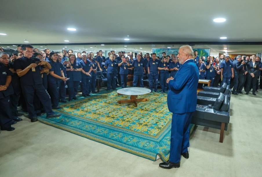 Lula em encontro com trabalhadores da limpeza do Palácio do Planalto que participaram da força-tarefa após destruição promovida por bolsonaristas terroristas - Lula em encontro com trabalhadores da limpeza do Palácio do Planalto que participaram da força-tarefa após destruição promovida por bolsonaristas terroristas -