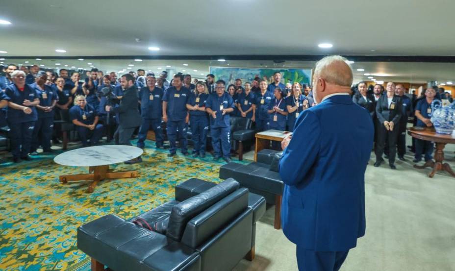 Lula em encontro com trabalhadores da limpeza do Palácio do Planalto que participaram da força-tarefa após destruição promovida por bolsonaristas terroristas - Lula em encontro com trabalhadores da limpeza do Palácio do Planalto que participaram da força-tarefa após destruição promovida por bolsonaristas terroristas -