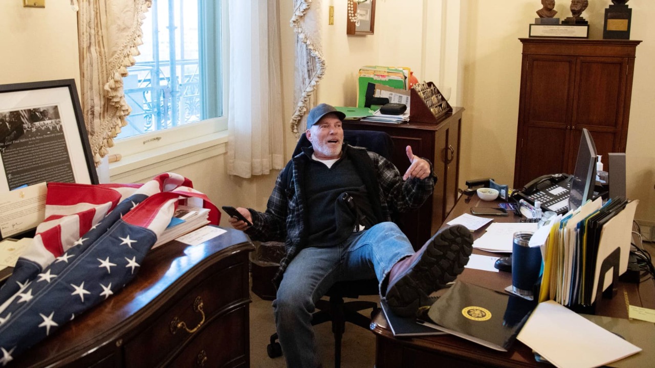 Ataque ao Capitólio: Homem que posou no escritório de Pelosi é condenado