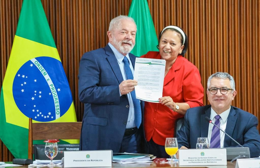 Lula posa com 'Carta da Democracia' ao lado da governadora do Rio Grande do Norte, Fátima Bezerra, e do ministro-chefe da Secretaria de Relações Institucionais, Alexandre Padilha