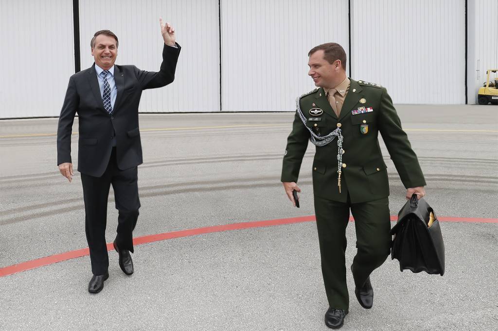 cropJAIR-BOLSONARO-ESTADOS-UNIDOS-MAURO-CID-EUA-EMBRAER-2020-1-(22).jpg BARRADO - Tenente-coronel Mauro Cid: o pivô da crise -