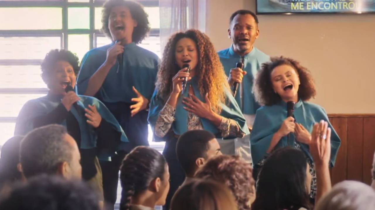 Cena de 'Vai na Fé', novela das 7 da Globo com a protagonista Sol (Sheron Menezzes) ao centro