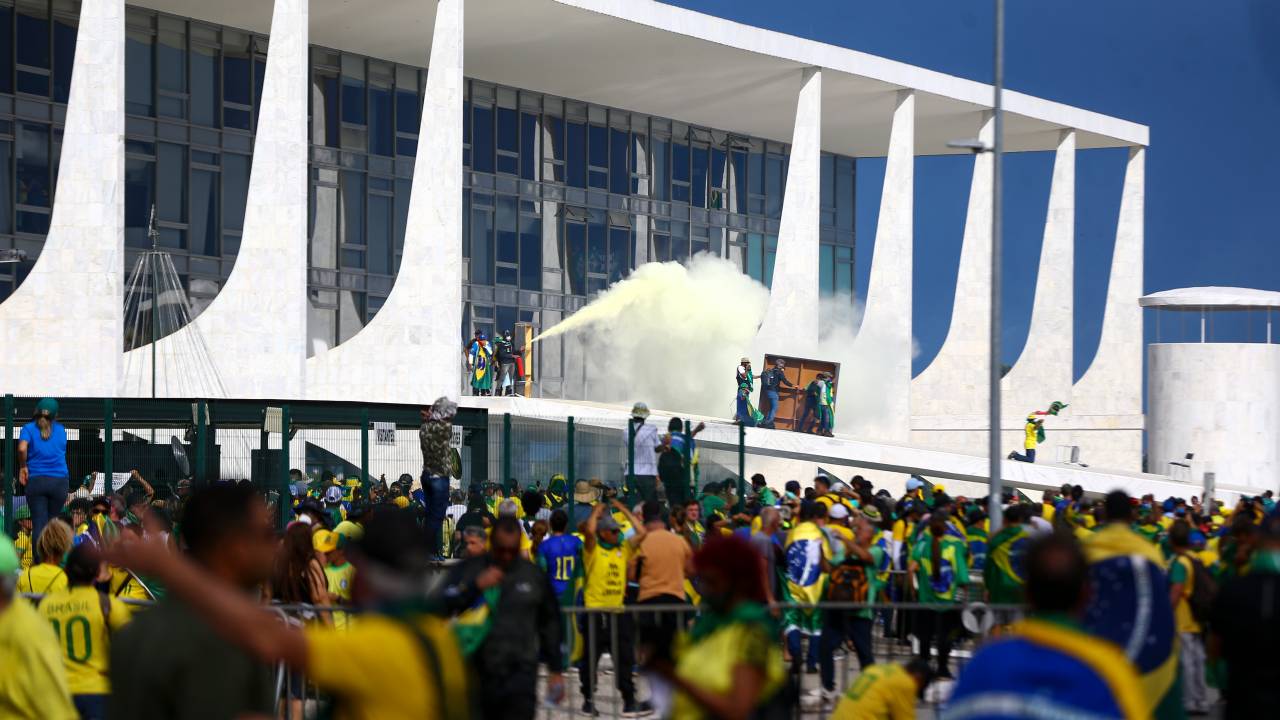 Manifestantes invadem Congresso, STF e Palácio do Planalto -