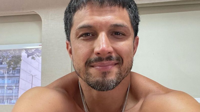 A ousada nudez de Rômulo Estrela para agitar ‘Travessia’