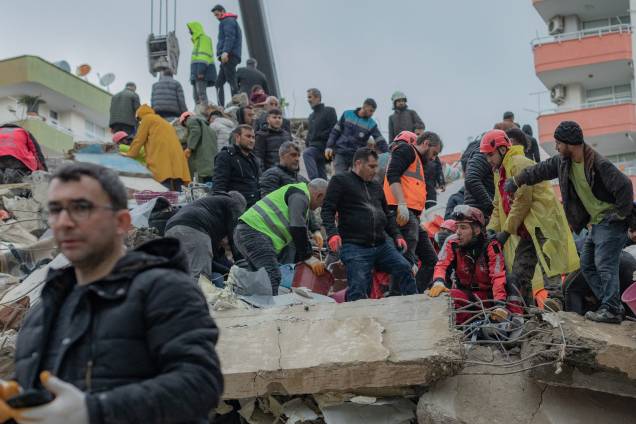 Equipes de resgate procuram sobreviventes nos escombros de prédios desabados em Adana, na Síria - Equipes de resgate procuram sobreviventes nos escombros de prédios desabados em Adana, na Síria -