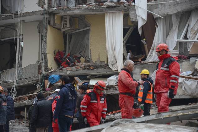 Equipes de resgate e voluntários conduzem operações de busca e resgate nos escombros de um prédio desabado, em Diyarbakir, na Síria - Equipes de resgate e voluntários conduzem operações de busca e resgate nos escombros de um prédio desabado, em Diyarbakir, na Síria -