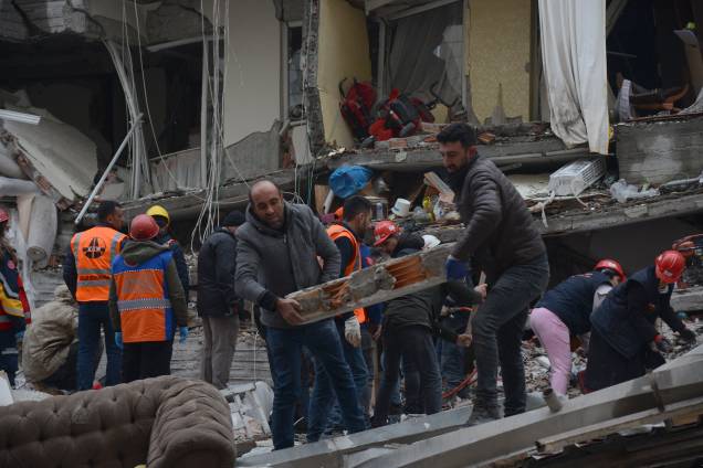 Equipes de resgate e voluntários conduzem operações de busca e resgate nos escombros de um prédio desabado, em Diyarbakir, na Síria - Equipes de resgate e voluntários conduzem operações de busca e resgate nos escombros de um prédio desabado, em Diyarbakir, na Síria -