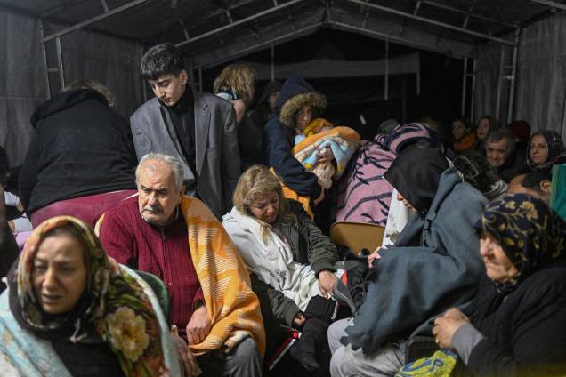 Sobreviventes do terremoto sentam-se abrigados em uma tenda em Hatay - Sobreviventes do terremoto sentam-se abrigados em uma tenda em Hatay -