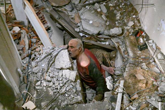 Um homem preso em escombros reage enquanto os destroços são removidos para trabalhar em seu resgate em Hatay - Um homem preso em escombros reage enquanto os destroços são removidos para trabalhar em seu resgate em Hatay -