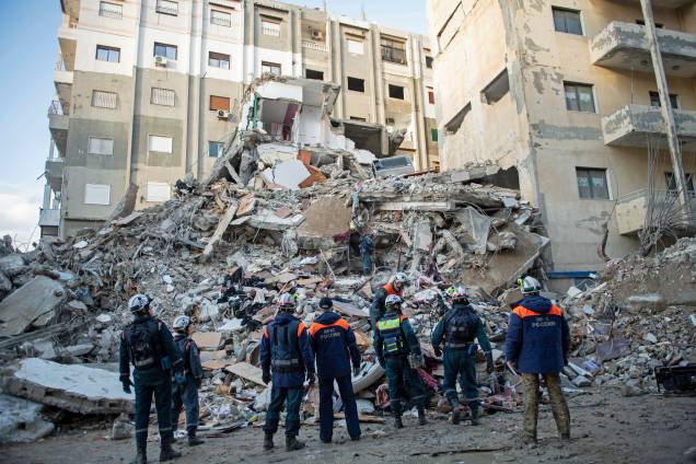 Equipe de resgate russa busca sobreviventes e vítimas sob os escombros de um prédio que desabou na cidade de Jableh, na província de Latakia, no noroeste da Síria - Equipe de resgate russa busca sobreviventes e vítimas sob os escombros de um prédio que desabou na cidade de Jableh, na província de Latakia, no noroeste da Síria -
