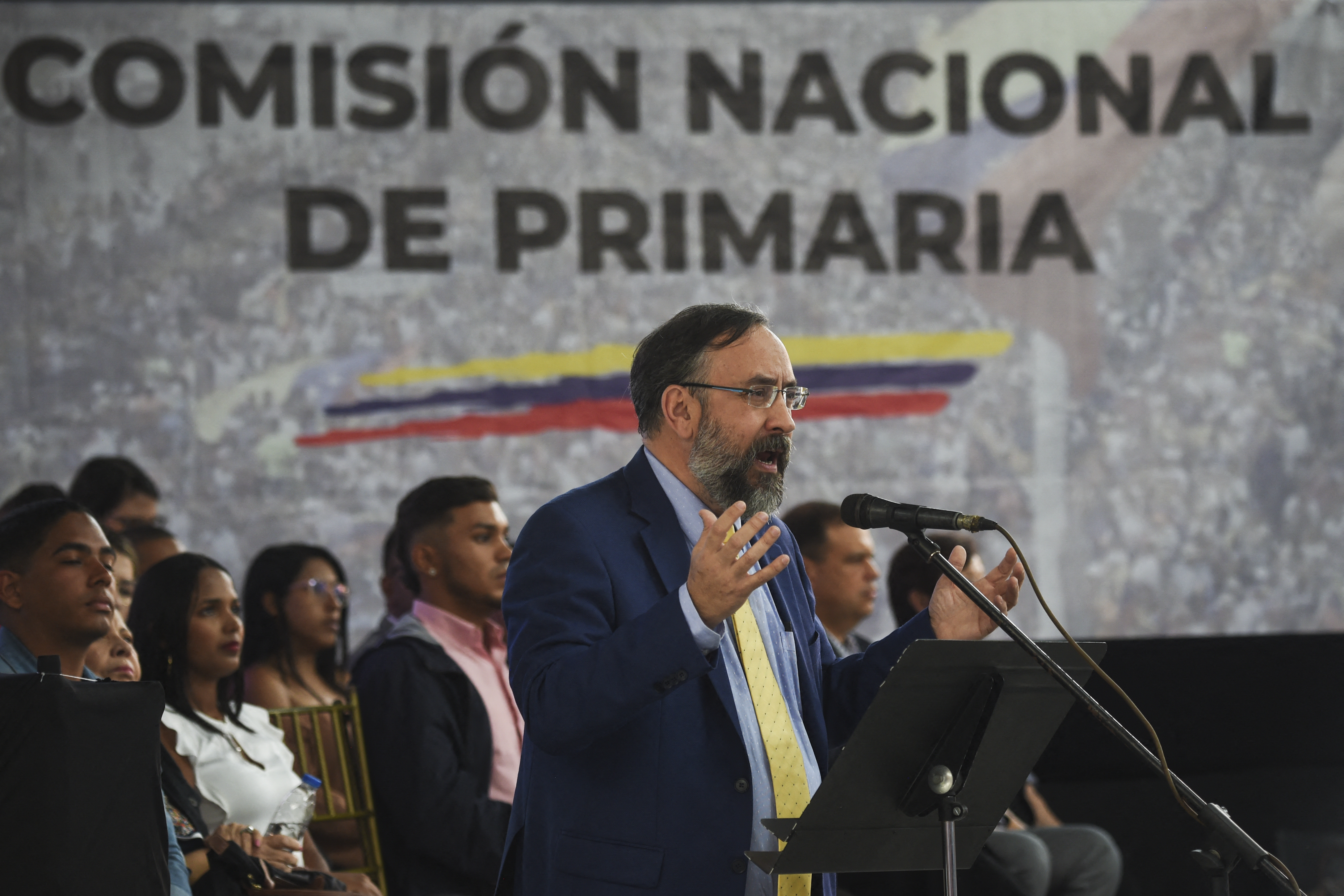 Oposição venezuelana convoca primárias para decidir quem enfrentará Maduro