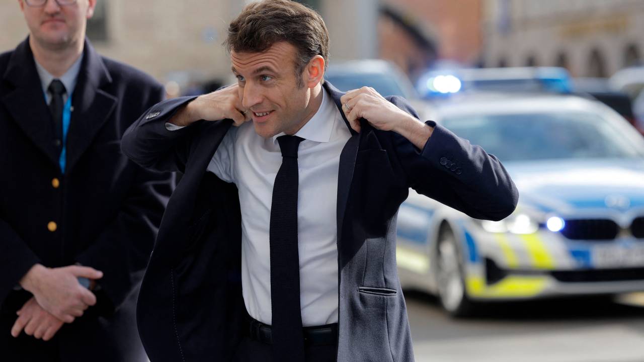 French President Emmanuel Macron arrives in front of the Bayerischer Hof hotel, venue of the Munich Security Conference (MSC) in Munich, southern Germany, before the start of the conference on February 17, 2023. - The Munich Security Conference running from February 17 to 19, 2023 brings world leaders together ahead of the first anniversary of Russia's invasion of Ukraine as Kyiv steps up pleas for more weapons. (Photo by Odd ANDERSEN / AFP)