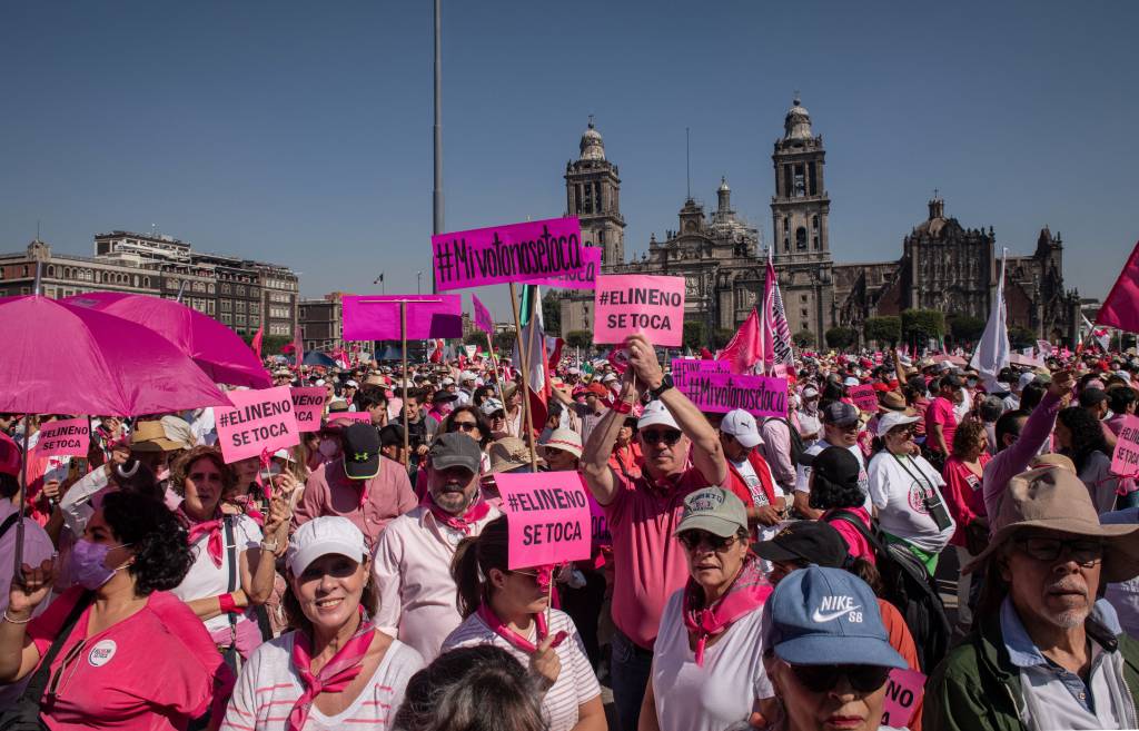 ‘Risco à democracia’: 500 mil mexicanos protestam contra reforma eleitoral 