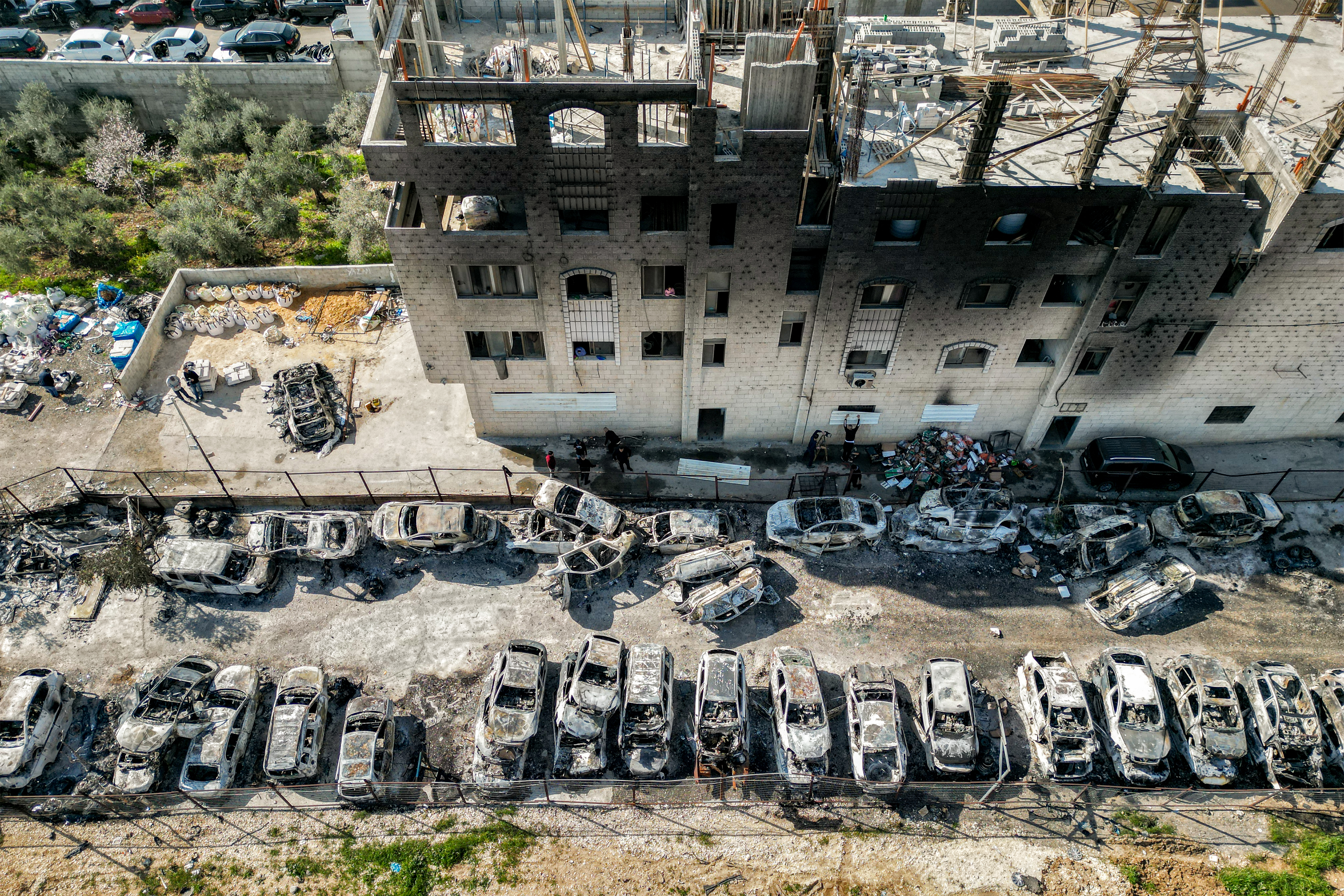 Colonos israelenses provocam caos na Cisjordânia após ataque palestino