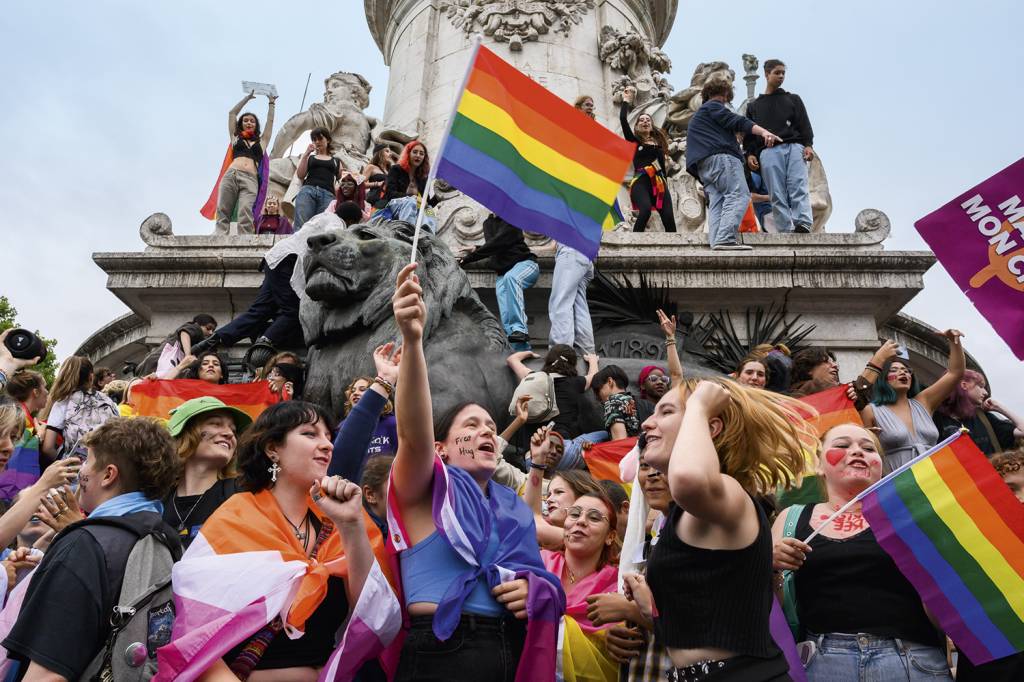 20220625_zaa_p164_025_fotoarena.jpg APOIO - Parada do orgulho LGBTQIA+ em Paris, na França: comunidade saiu em defesa do boicote às obras de Rowling -