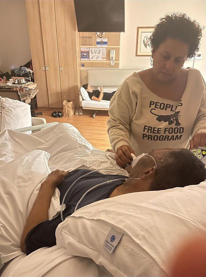 325220250_1512790362565231_7143329268112153930_n ÚLTIMOS DIAS - Os médicos de Pelé, 82, com um câncer incurável, sugeriram cessar a agressiva quimioterapia. A família hesitou, mas seguiu a recomendação. O Rei do Futebol recebeu cuidados para suavizar a dor e morreu cercado dos filhos. -