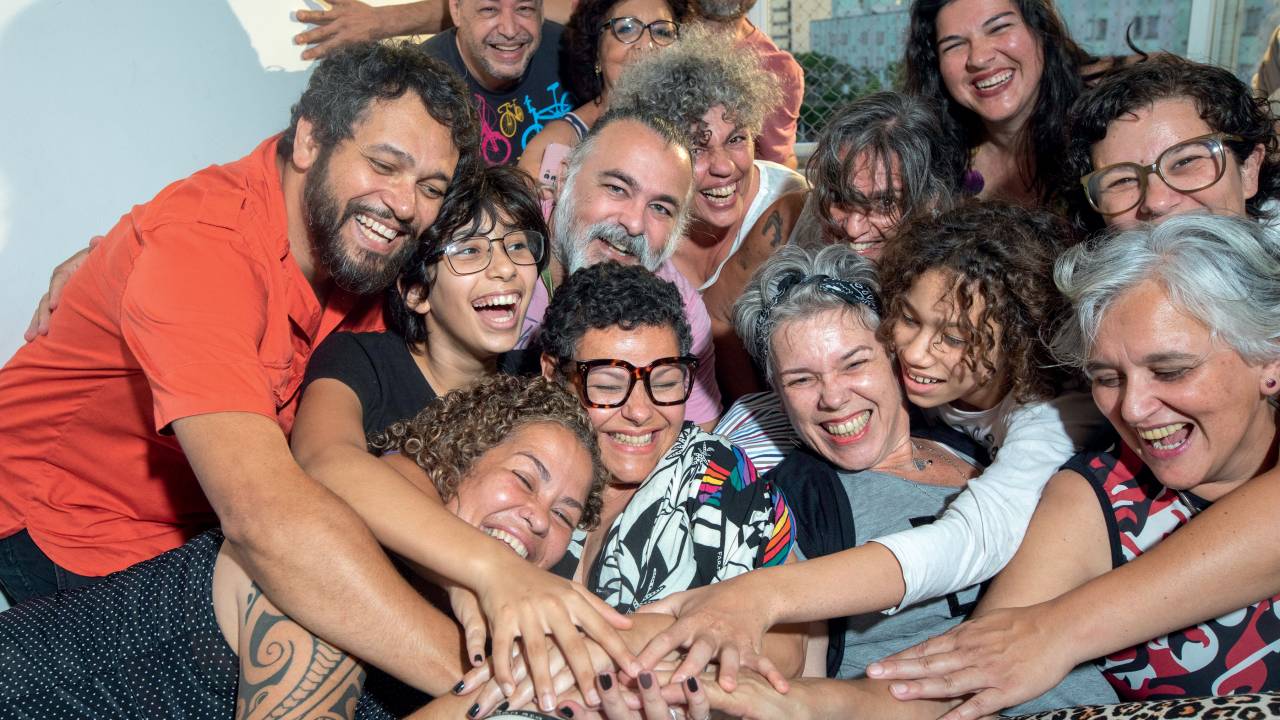 LAÇOS ETERNOS - Com a ajuda dos amigos, a publicitária Dani Louzada (de óculos), 45, lida com um tumor no cérebro sem tratamento invasivo. No seu canal no YouTube, fala sobre a doença incurável. “Tenho pressa de viver”, desabafa. -