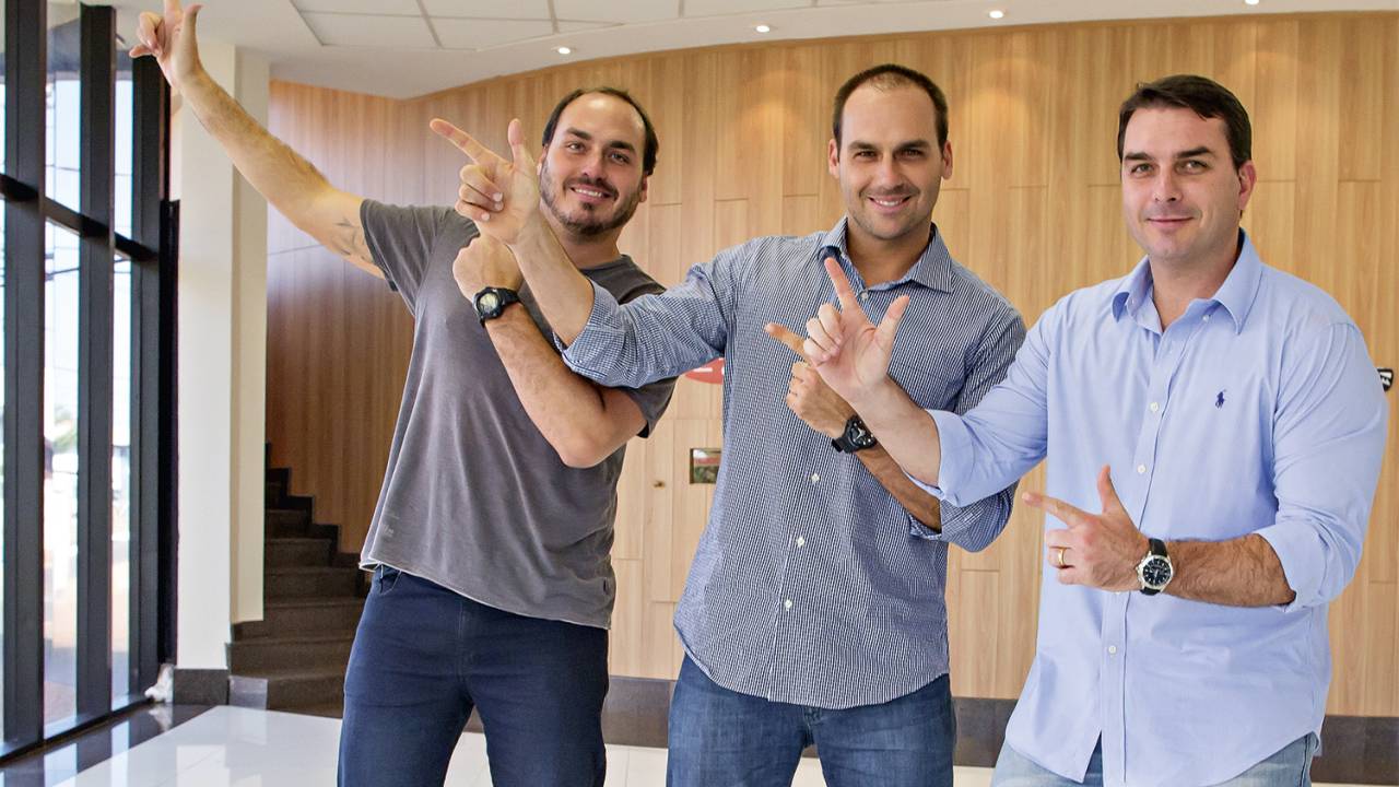 À DIREITA - Carlos, Eduardo e Flávio: cada um tem uma função dentro do novo cenário do bolsonarismo -
