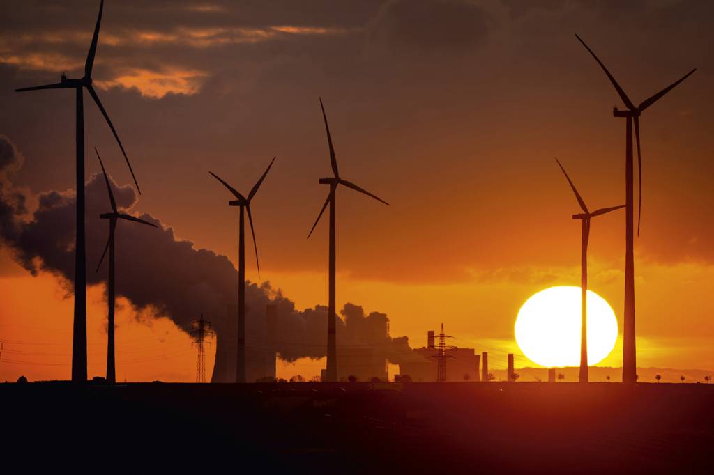AP22326422093551.jpg TRANSIÇÃO - Geração de energia eólica e a carvão na Alemanha: o país ainda depende de fontes “sujas” -