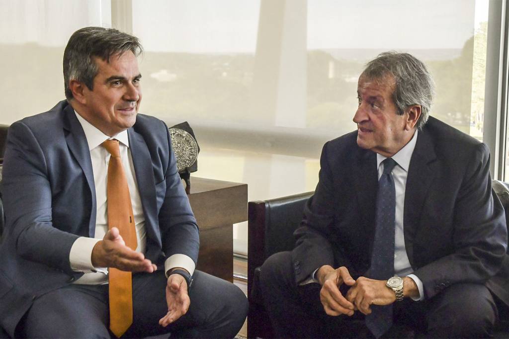 CIRO-NOGUEIRA-WALDEMAR-COSTA-NETO-2021-02.jpg PRESSÃO - Ciro Nogueira e Valdemar: partidos organizam a formação de blocos -
