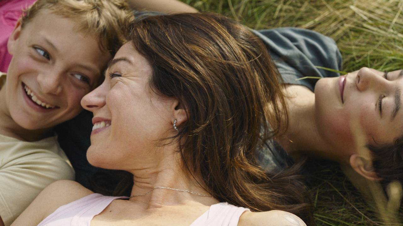 SENSÍVEL - Léo (à esq.) e Rémi (à dir.) com sua mãe: famílias afetadas por desfecho trágico de amizade -