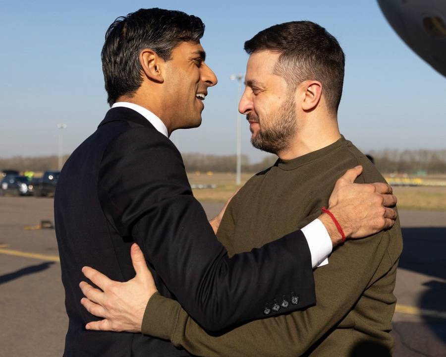 O presidente da Ucrânia. Volodymyr Zelensky (dir.) abraça o primeiro-ministro do Reino Unido, Rishi Sunak, ao desembarcar em Londres para uma visita surpresa. 08/02/2023 -