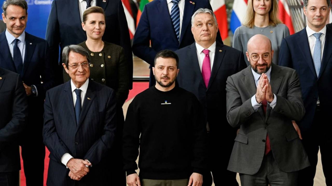 O presidente ucraniano Volodymyr Zelensky fala à imprensa durante o primeiro dia de uma cúpula da UE inserida