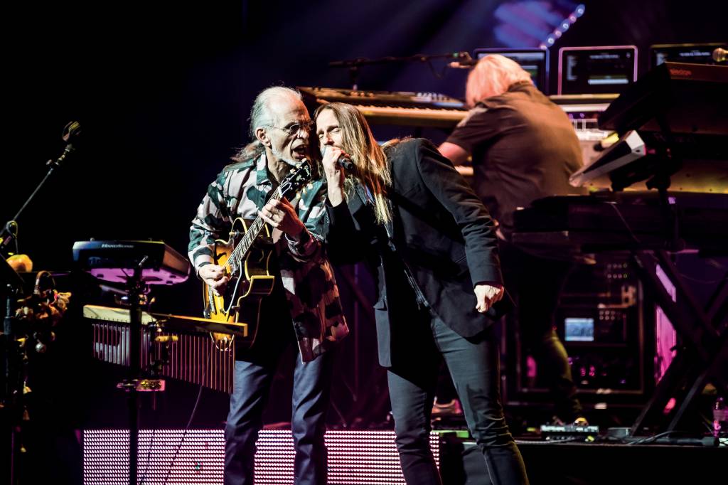 Yes Live At The Palladium, London NA ESTRADA - Steve Howe (à esq.), do Yes: apenas um integrante clássico -