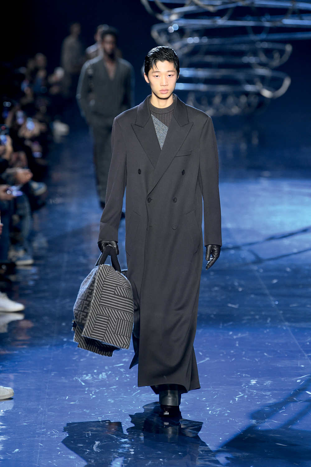 Fendi RTW Men’s Fall 2023 RELEITURA - Novo terno da Fendi: corte alongado -