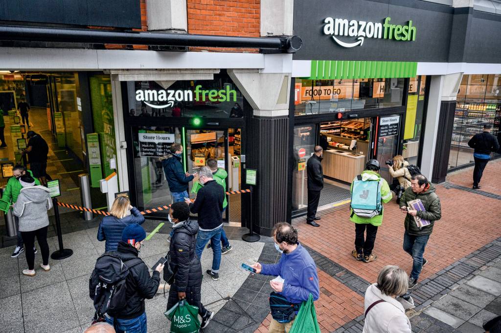 Amazon Opens Till-Less Grocery Store In London AMAZON FRESH - Supermercado em Londres: é difícil sobreviver em um ramo com alta competição e rivais históricos -