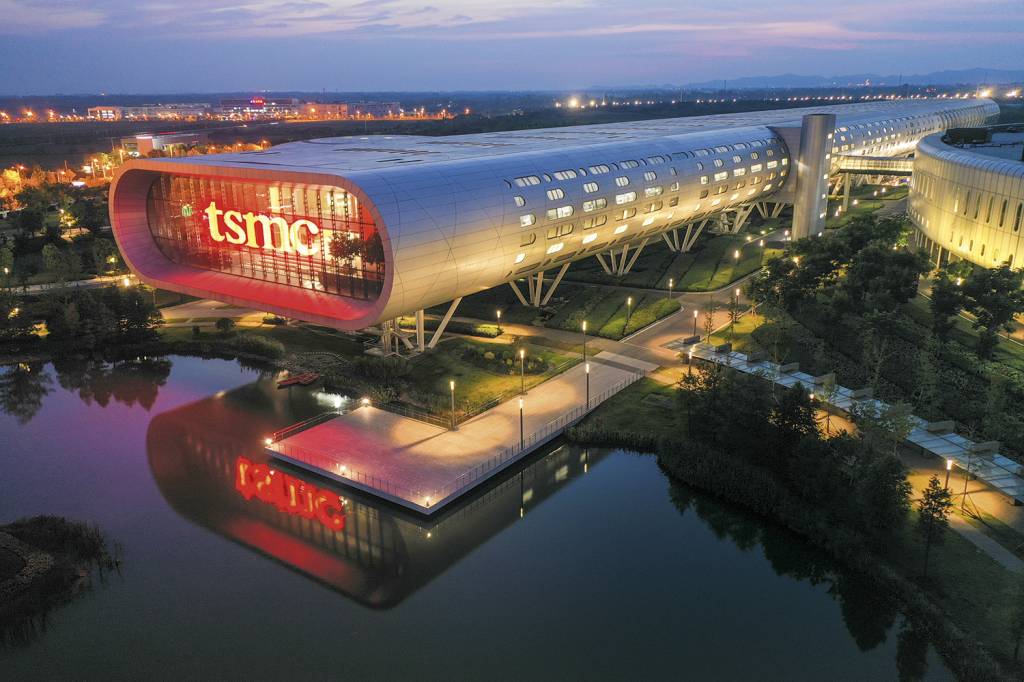 GettyImages-1414156216.jpg PREOCUPAÇÃO - Sede da TSMC, em Taiwan: a empresa teve dificuldades de entregar seus chips para o resto do mundo -