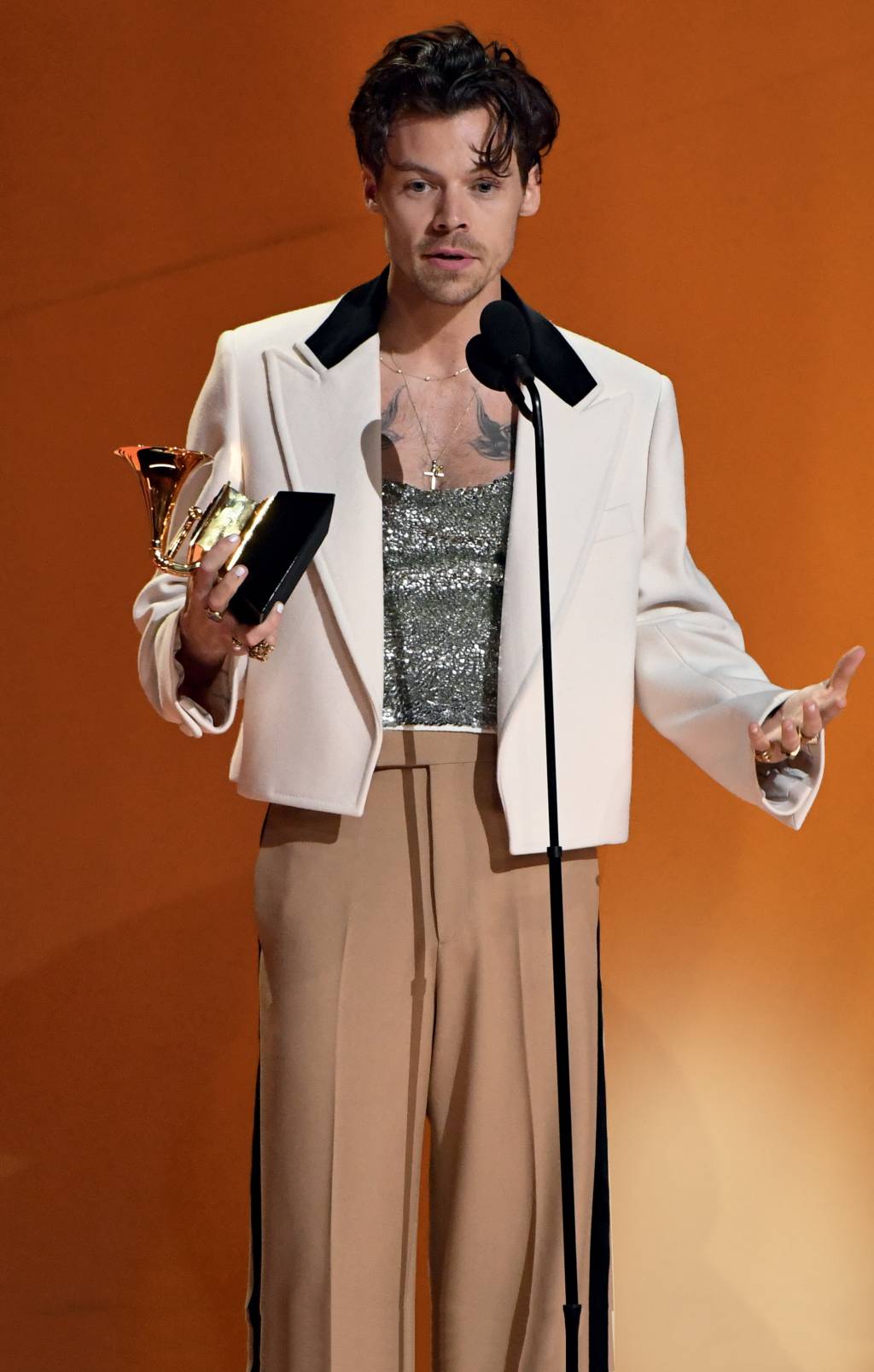 65th GRAMMY Awards – Show SÍNTESE - Harry Styles e seu look no Grammy: combinação de tendências -
