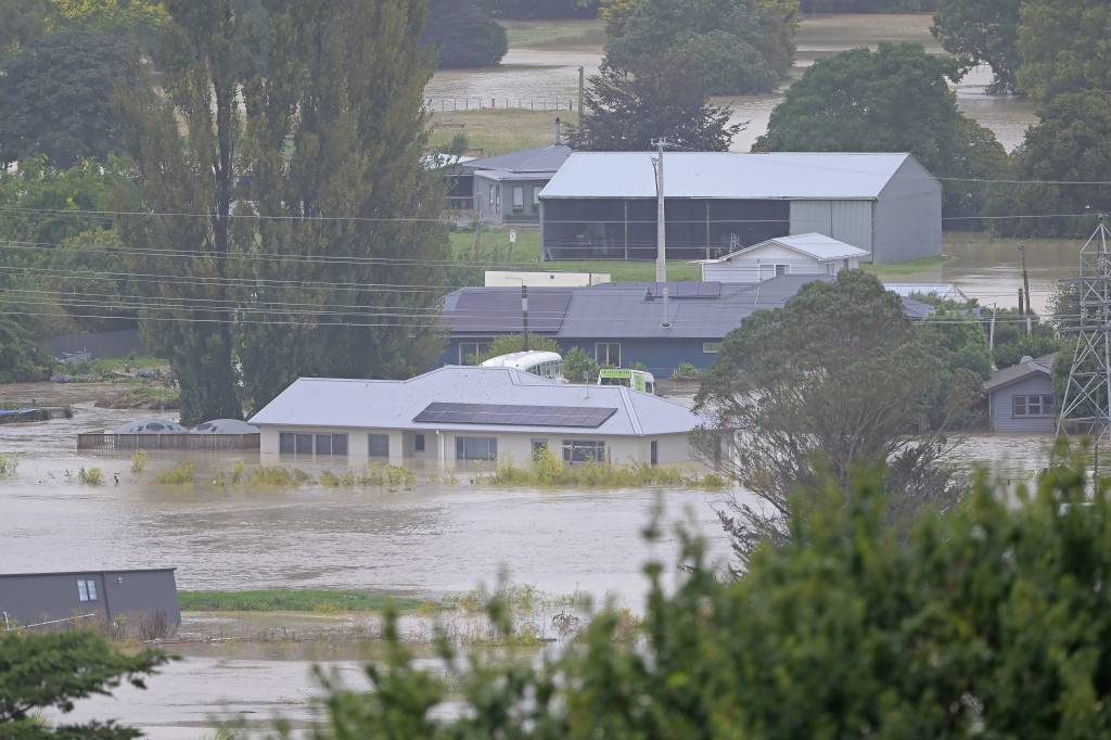Cyclone Gabrielle Batters New Zealand Casas em Waiohiki são inundada