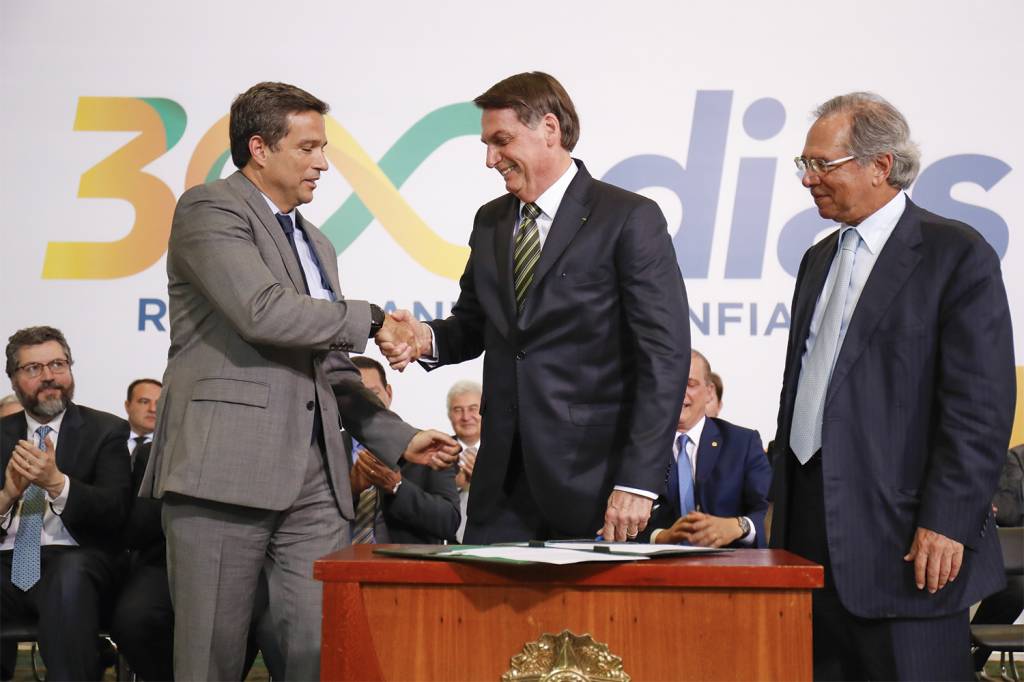 JAIR-BOLSONARO-ROBERTO-CAMPOS-NETO-300-DIAS-GOVERNO-2019-1-(103).jpg A ORIGEM - Campos Neto, Bolsonaro e Paulo Guedes: nomeação pelo governo anterior alimenta intrigas dos radicais -