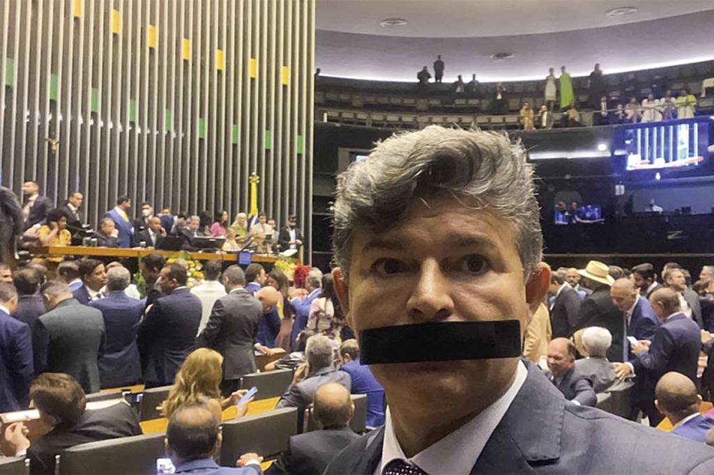 JOSE-MEDEIROS-2023-1-b.jpg PROTESTO - Medeiros: o deputado usa mordaça na posse para criticar “censura” -