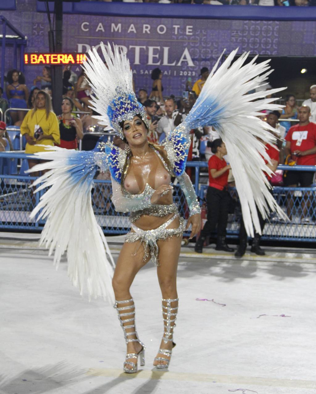 Por que seios à mostra se tornaram raridade em escolas de samba