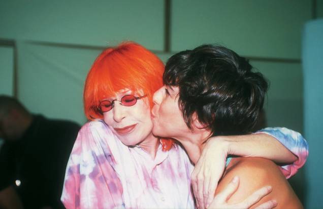 Maria Paula no show de Rita Lee, dando beijo na cantora, no ano de 2001 - Maria Paula no show de Rita Lee, dando beijo na cantora, no ano de 2001 -