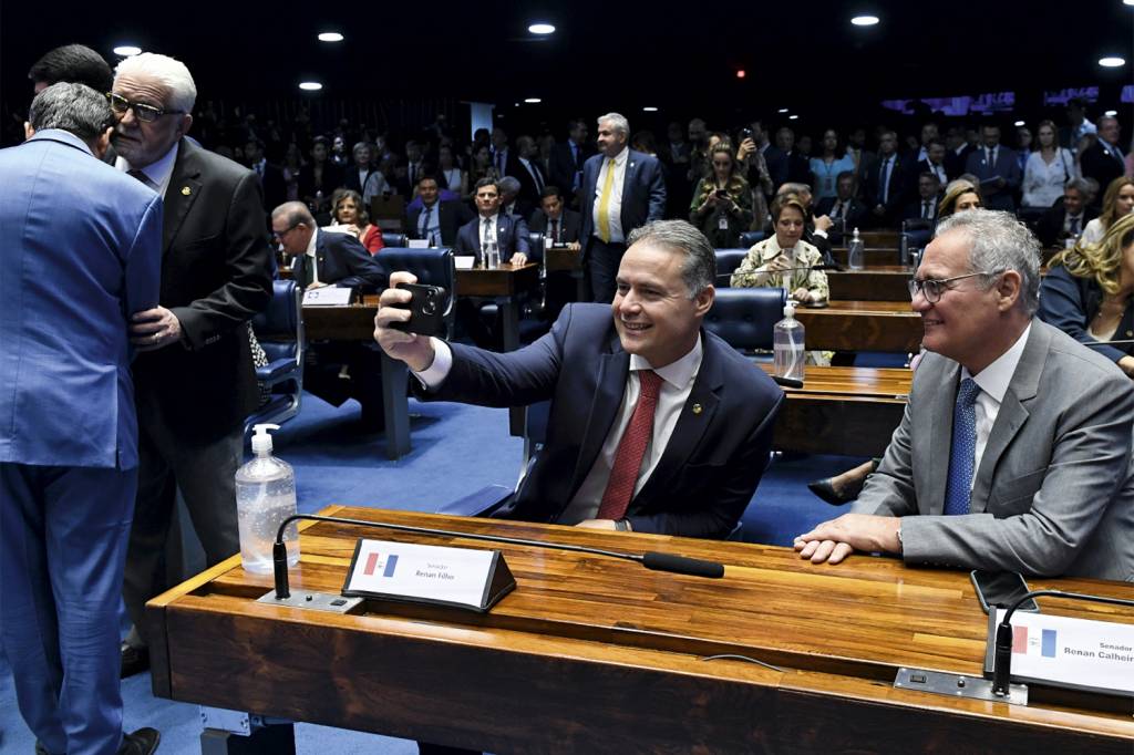 Screen-Shot-2023-02-07-at-10.44.12-PM.png EM FAMÍLIA - Renanzinho e Renan: rivais de Lira foram generosamente agraciados -
