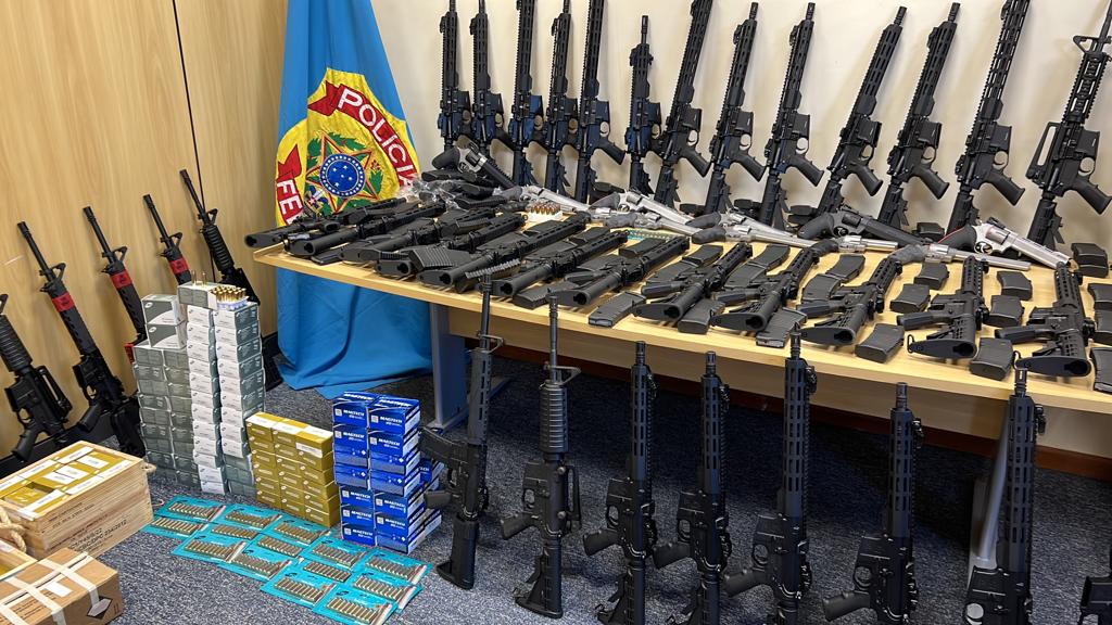 PF prende dono de lojas de armas no Rio e apreende 68 fuzis